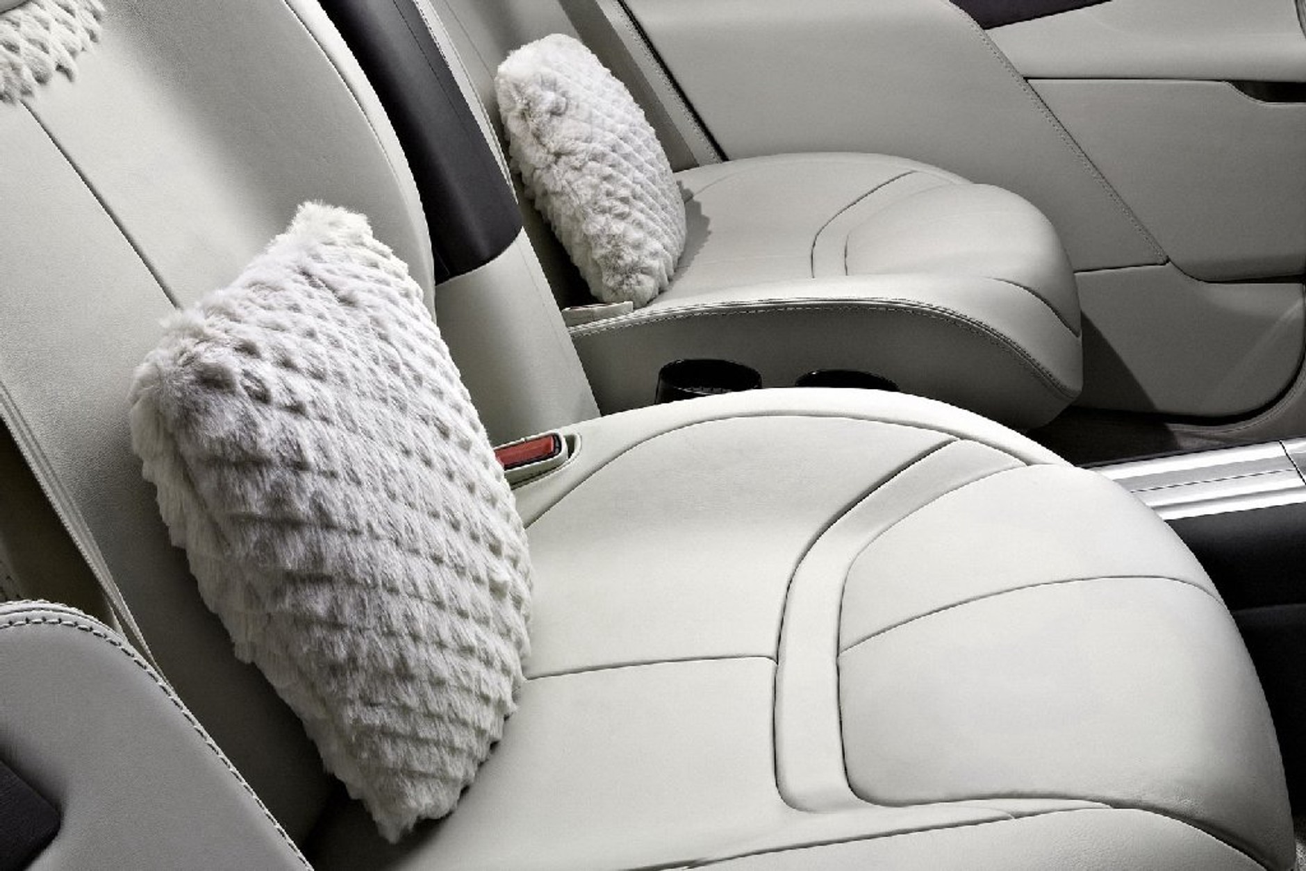 Aston Martin Lagonda - Brzydkie kaczątko w stylu retro