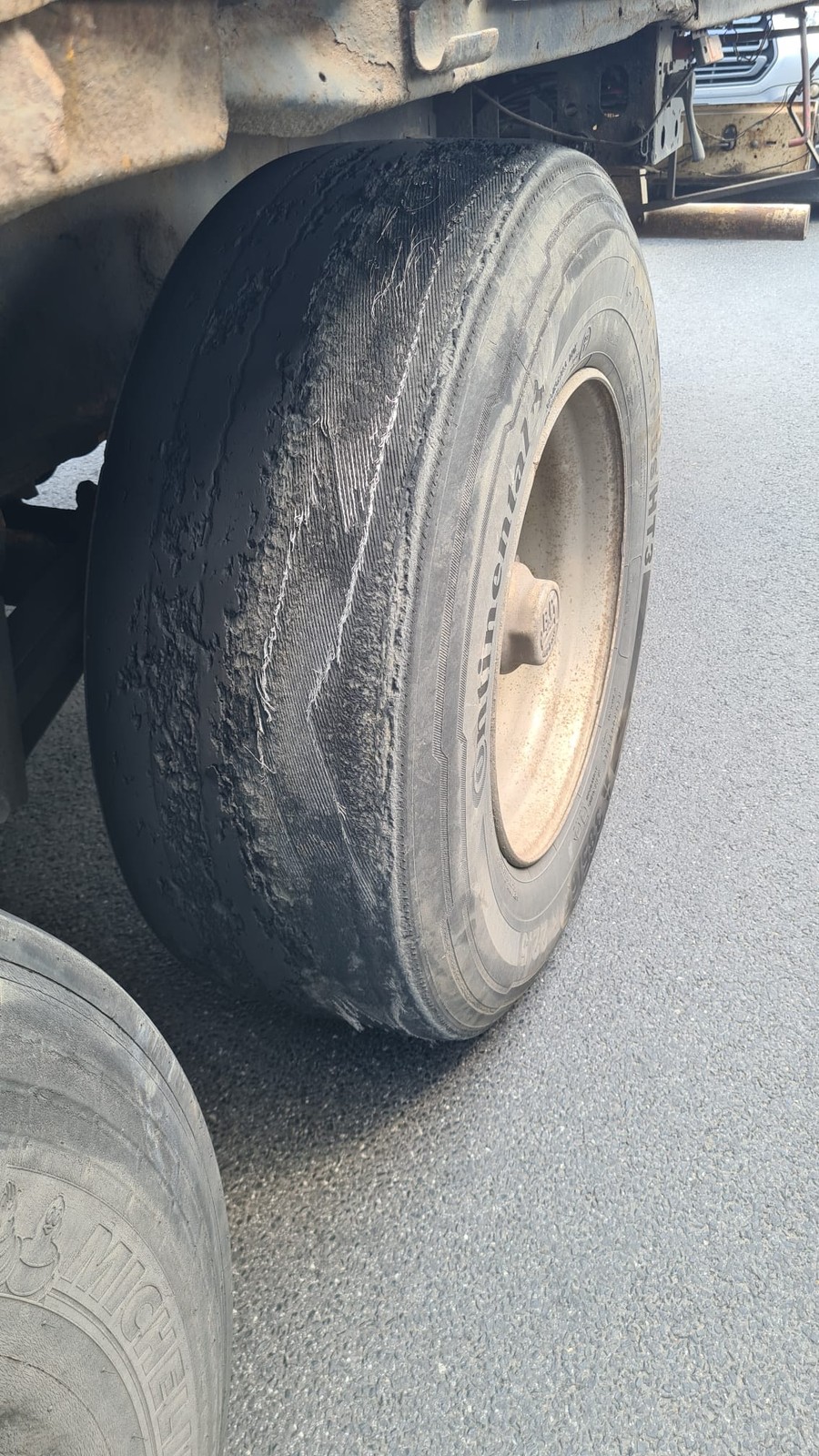 Tragiczny stan ogumienia w ciężarówce. Na wszystkich kołach