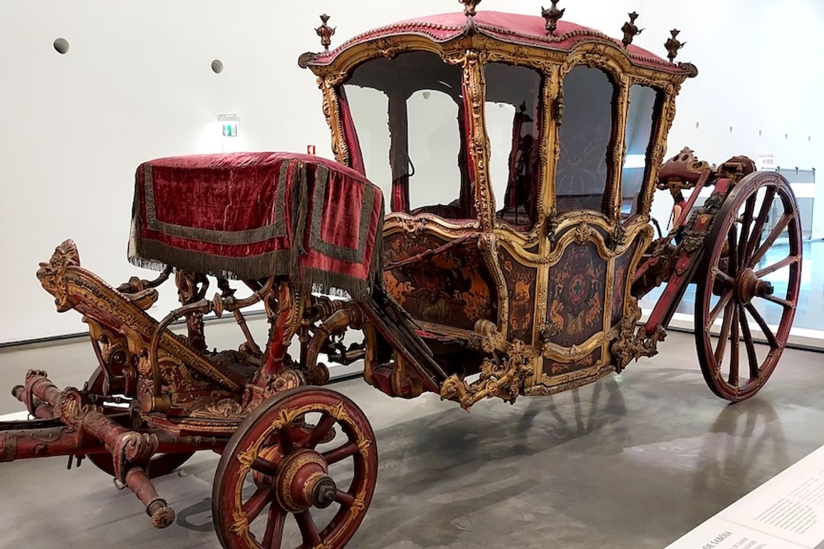 Czym podróżowali najbogatsi, gdy nie było jeszcze Rolls-Royce'ów, Bentley'ów i Maybachów? Muzeum Powozów w Lizbonie