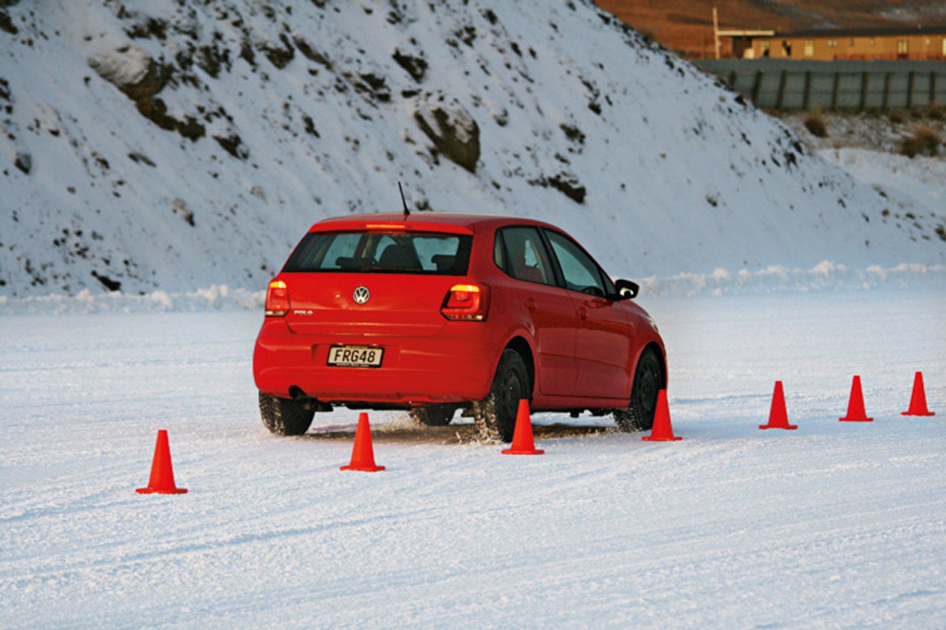 Czy istnieją opony nadające się do jazdy w każdych warunkach pogodowych?