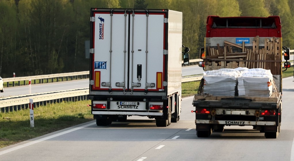 Przekroczenie prędkości podczas wyprzedzania to jeden ze sposobów ułatwiania sobie tego częstego i niebezpiecznego manewru