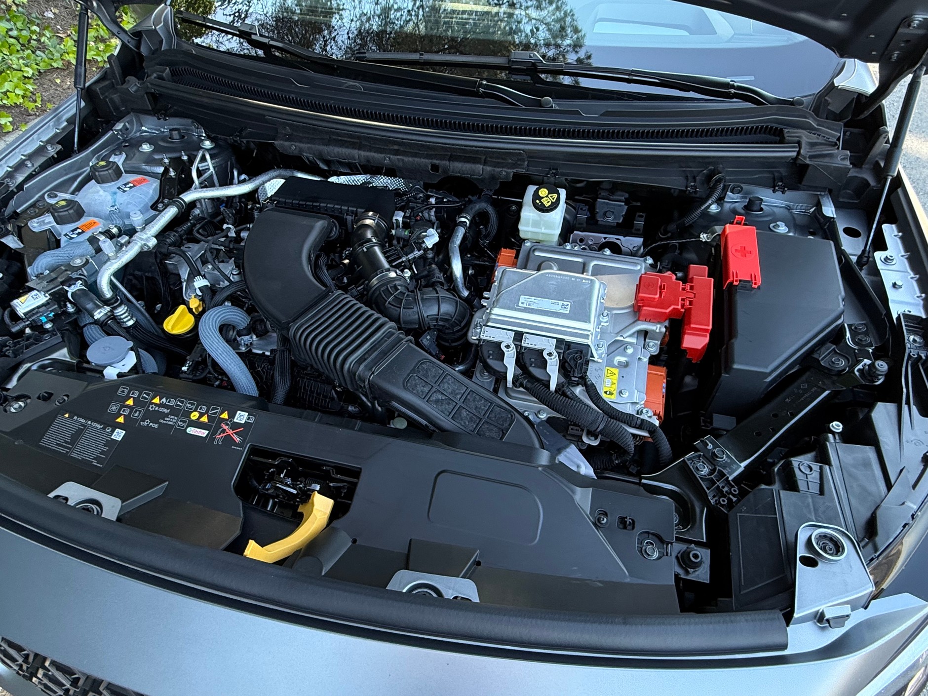 Renault Austral Esprit Alpine e-Tech 200 ma silnik spalinowy i dwa silniki elektryczne