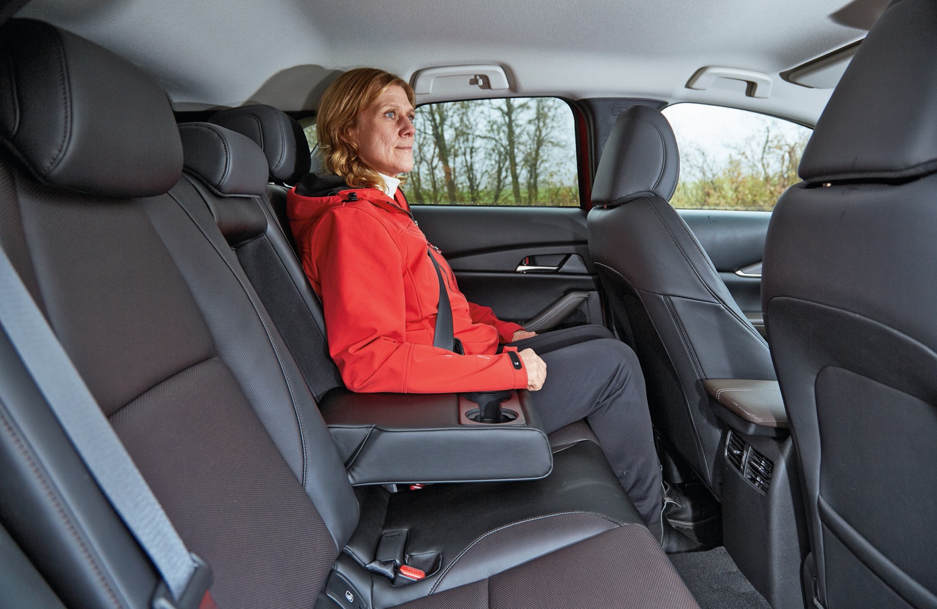 Porównanie 4 par SUV-ów: Mazda, Mitsubishi, Jeep i Volkswagen.