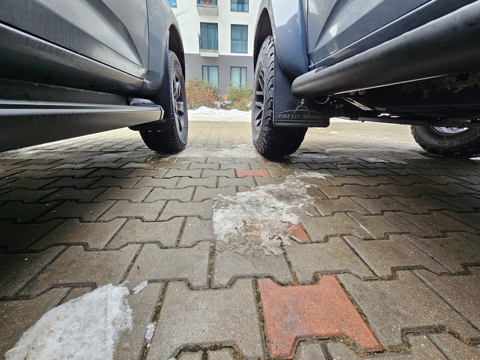 Isuzu D-Max z pakietem Arctic Trucks kontra wersja standardowa