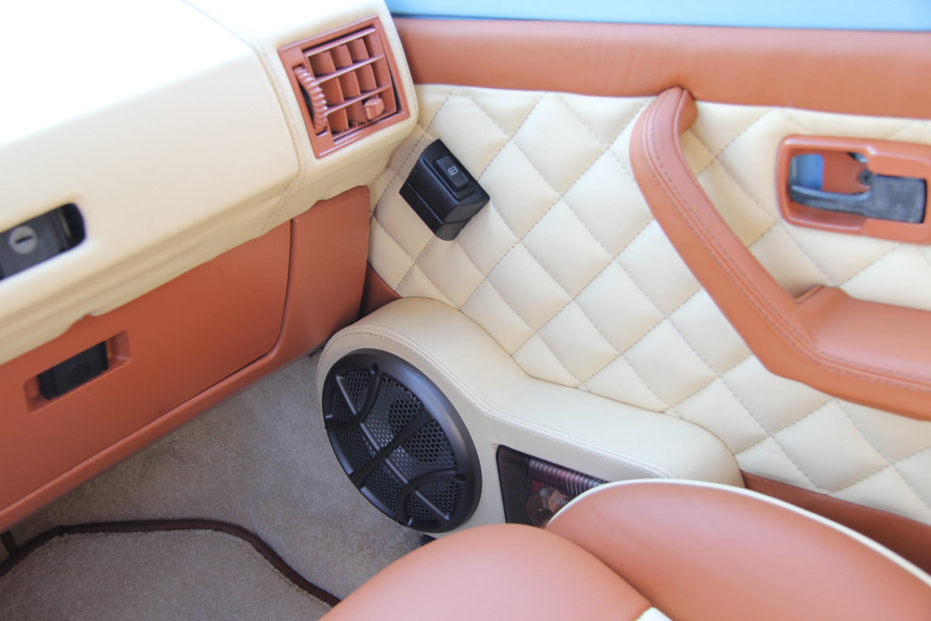 Obszycie wszystkich elementów skórą: bardzo dobre