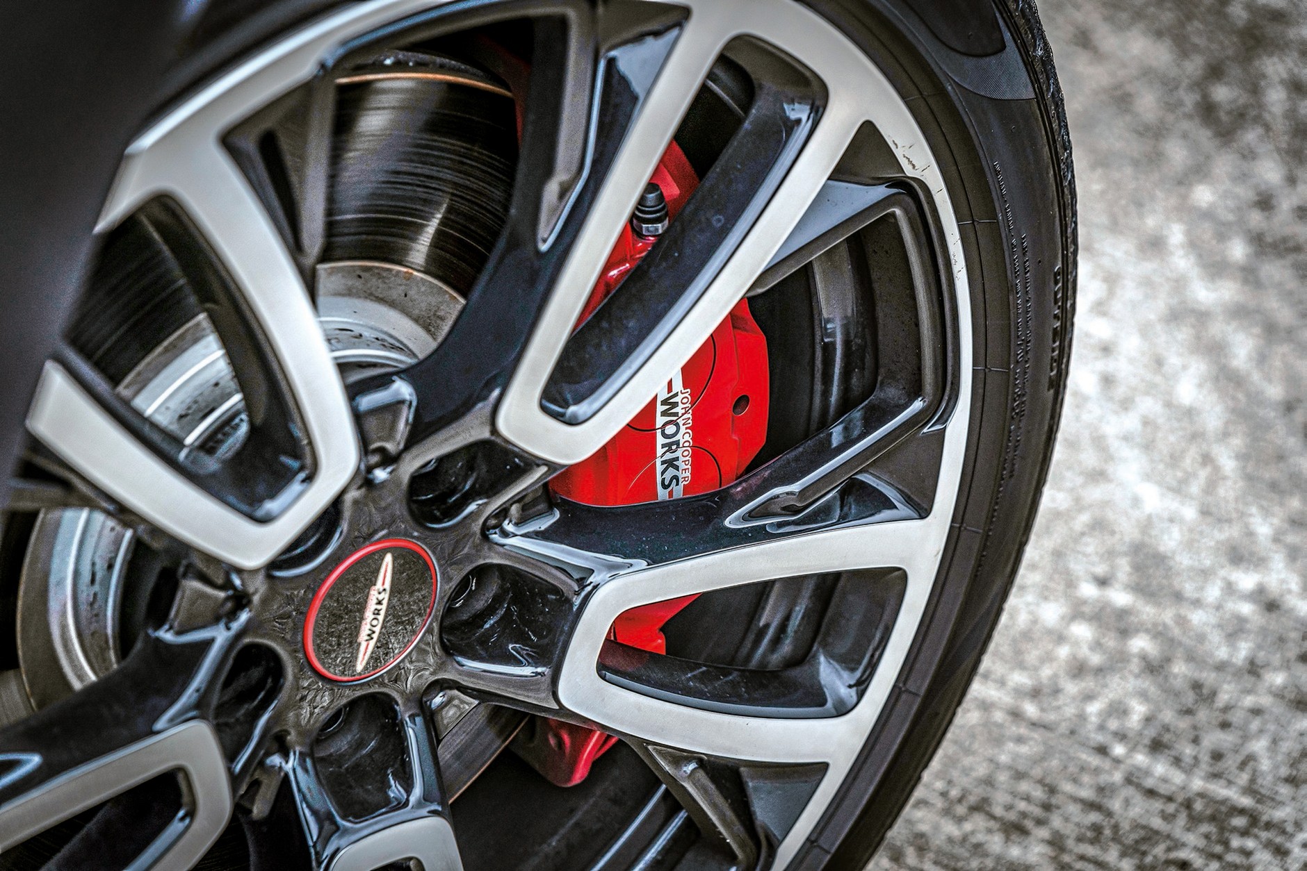 Atrakcyjnie wystylizowana "biżuteria" - hamulce nie zawodzą w teście.