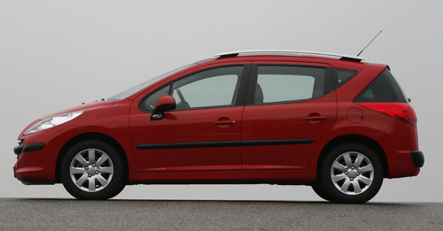 Renault, Skoda i Peugeot - Małe kombi czy duży hatchback? Które auto warto wybrać?