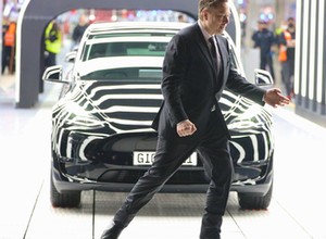 Popisowy taniec Elona Muska na otwarciu fabryki Tesli pod Berlinem [Nagranie]