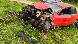 Przeleciał Audi z impetem przez dwie posesje. Zadziwiający wypadek [WIDEO]