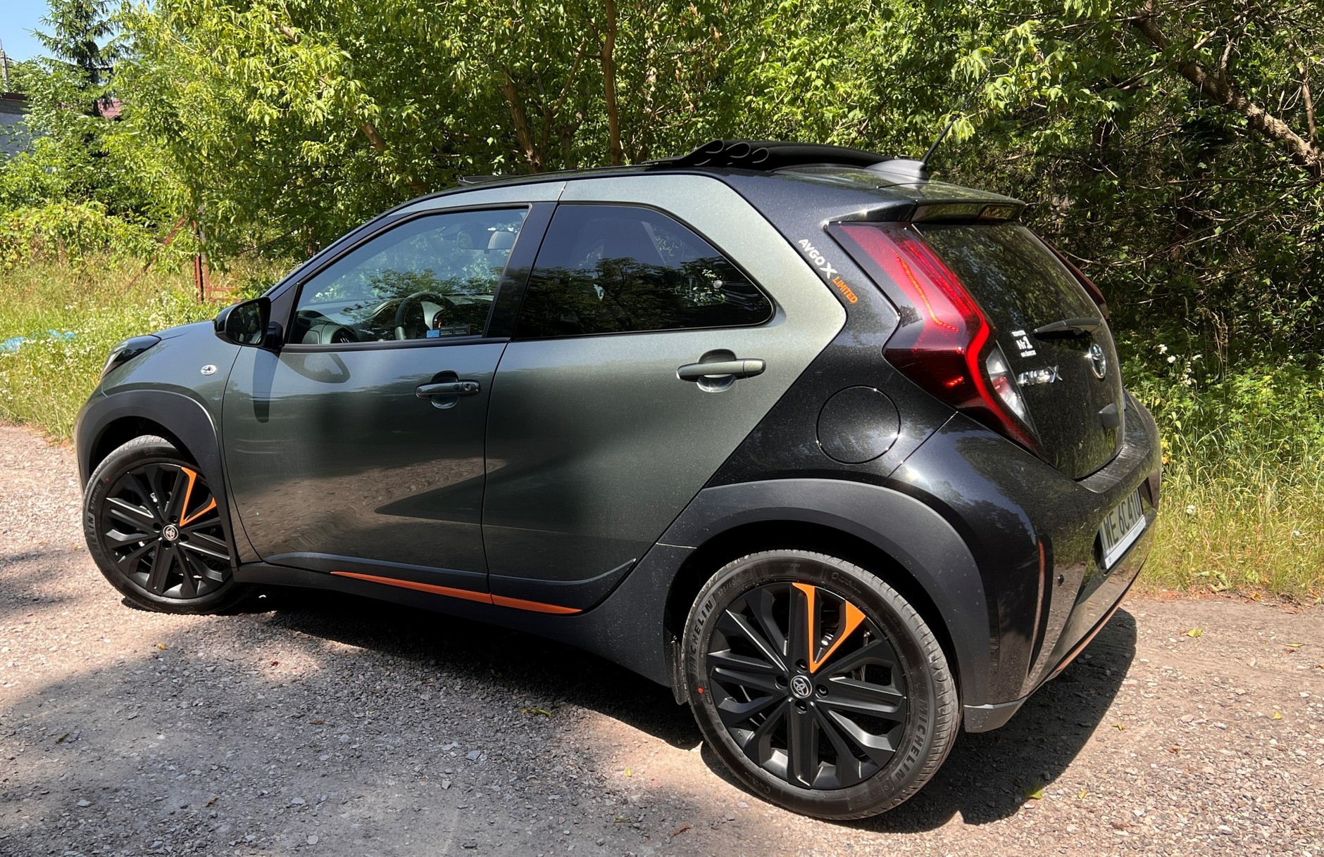 Testowa Toyota Aygo X miała lakier Cardamom Green i dekory w kolorze Mandarina Orange.