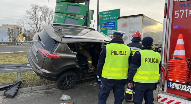 Kierowca Toyoty uciekał przed kontrolą policji. "Skutecznie" zatrzymał go pylon na stacji