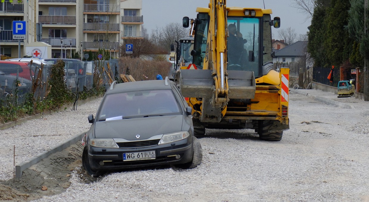 Drogowcy nie mają litości – porzucone auto na budowie drogi