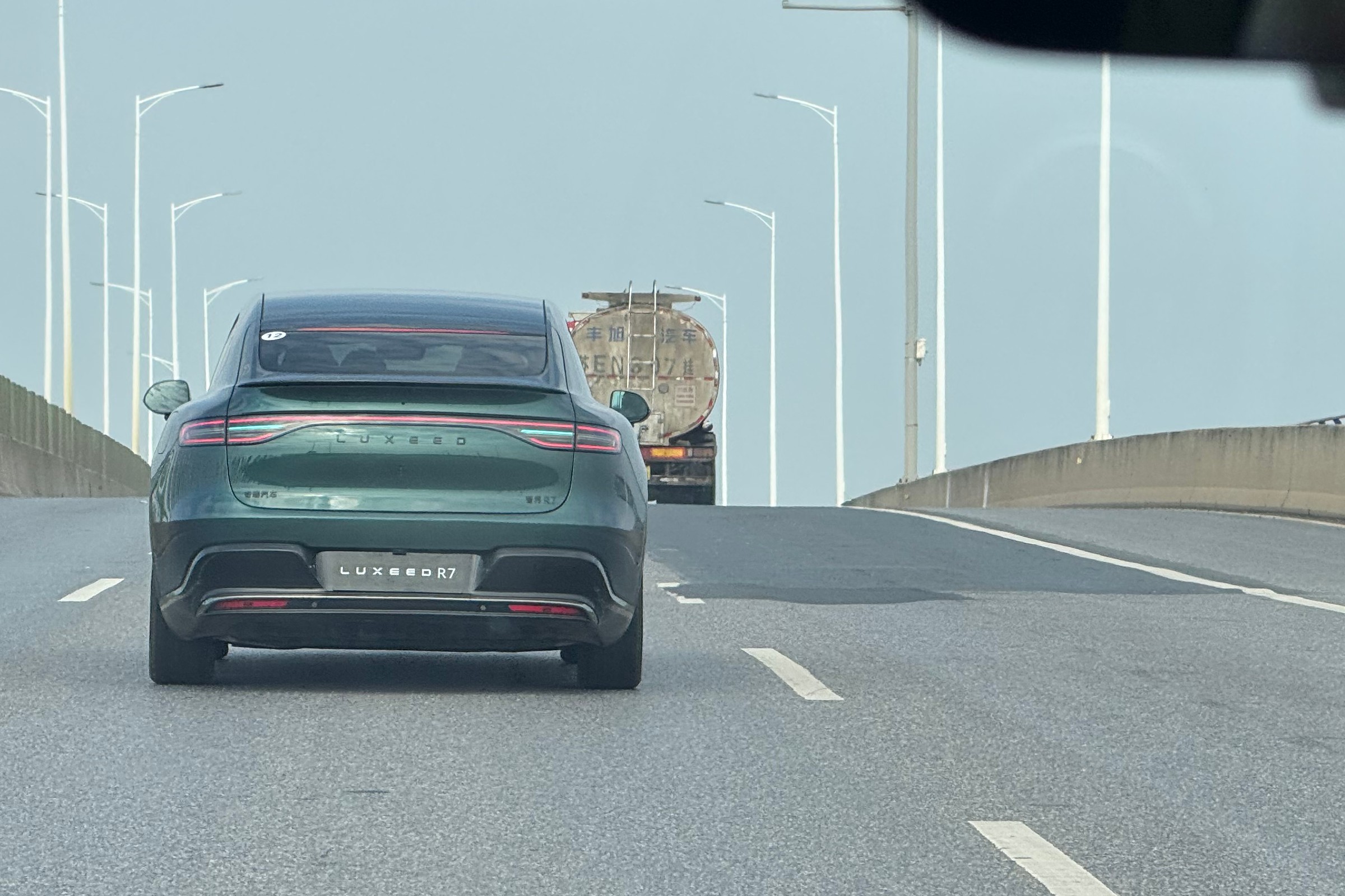 Turkusowe światło w samochodzie to jasny sygnał. Można je już spotkać na drogach