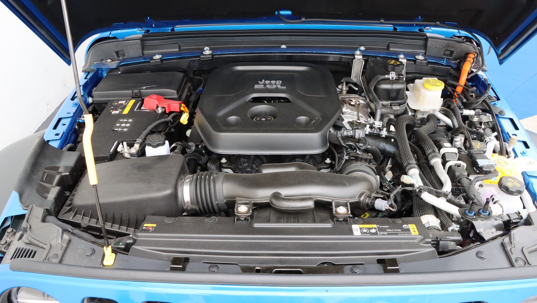 Jeep Wrangler Unlimited w wersji hybrydowej plug-in wyposażony jest w doładowanego benzyniaka i dwa silniki elektryczne.