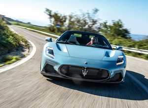 Tak jeździ Maserati MC20 Cielo, najbardziej włoski z muscle carów