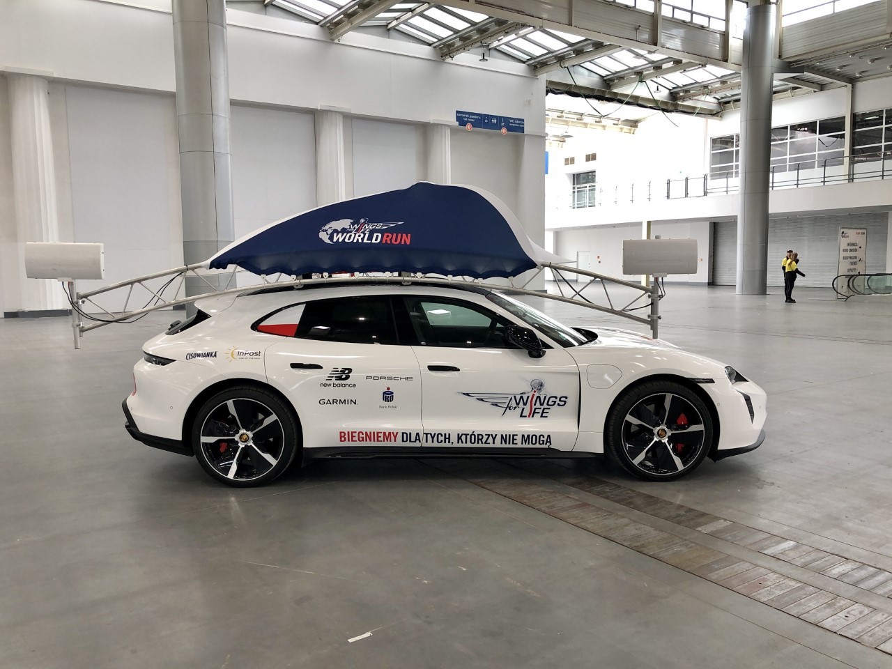 Samochód pościgowy w biegu Wings for Life