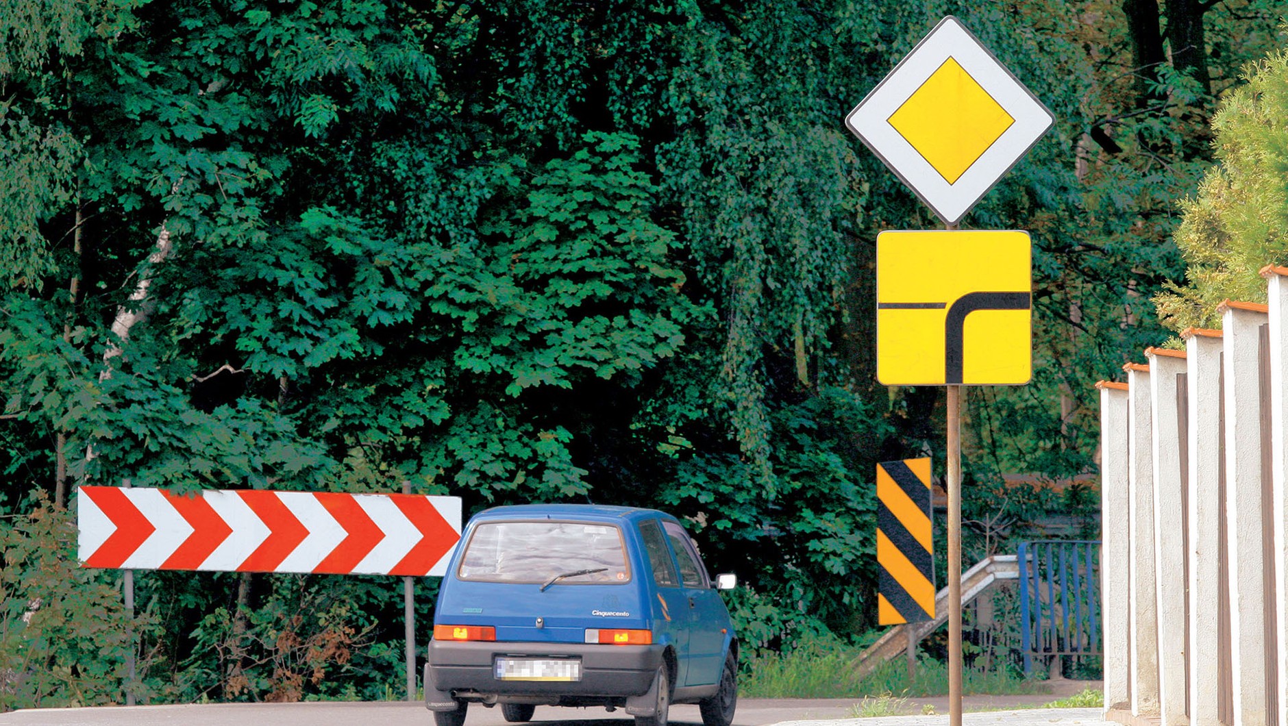 Skręcasz, jadąc główną drogą? Sygnalizuj zamiar skrętu zawczasu i wyraźnie!