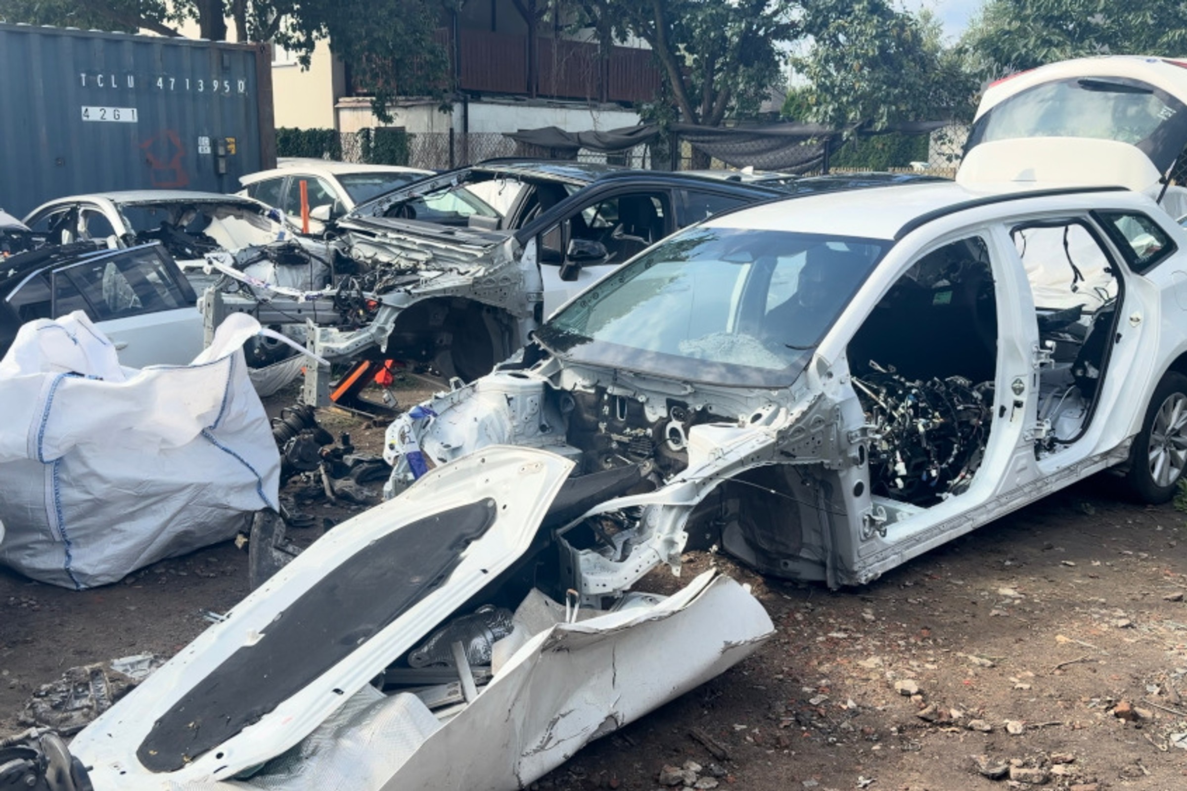 Specjalizowali się w Toyotach. Policja zlikwidowała dwie dziuple i odzyskała 25 samochodów