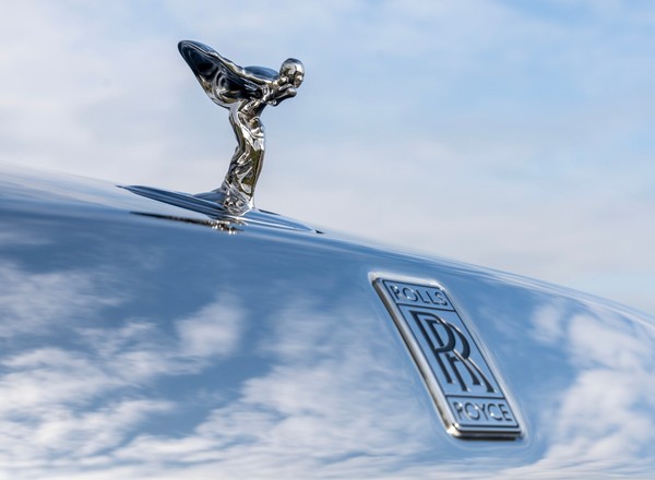Rolls-Royce z rekordem sprzedaży. Ile osób w Polsce spełniło marzenie o tym aucie?