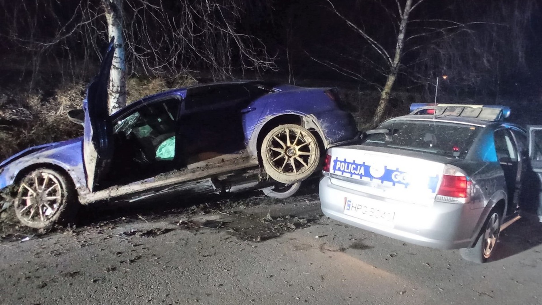 Policjanci zwrócili uwagę na brak przedniej tablicy rejestracyjnej w samochodzie