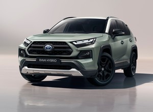 Toyota RAV4 po liftingu. Na początek bojowa wersja Adventure