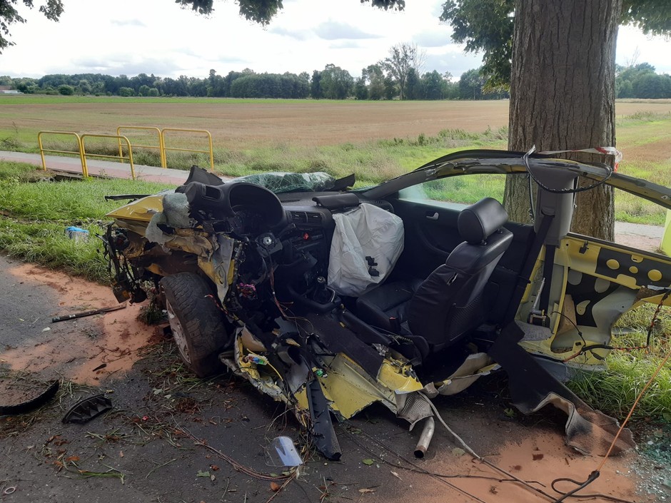 Śmiertelny wypadek pod Świebodzinem. Audi złożyło się jak resorak