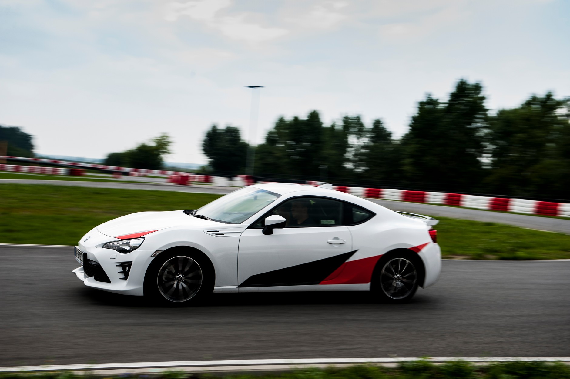 Toyota GT86 vs Renault Megane RS