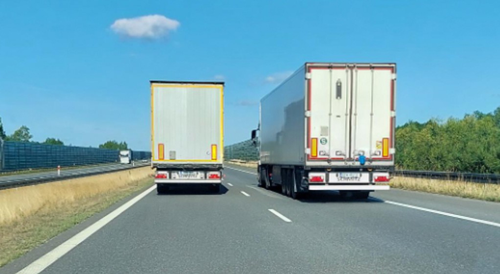 Wyprzedzanie tirów na autostradzie