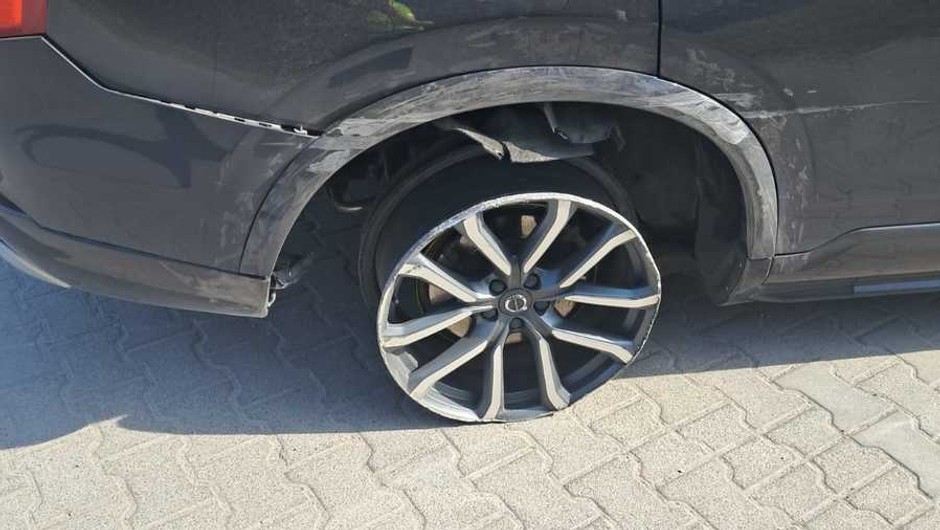 46-latka jechała Volvo bez opon