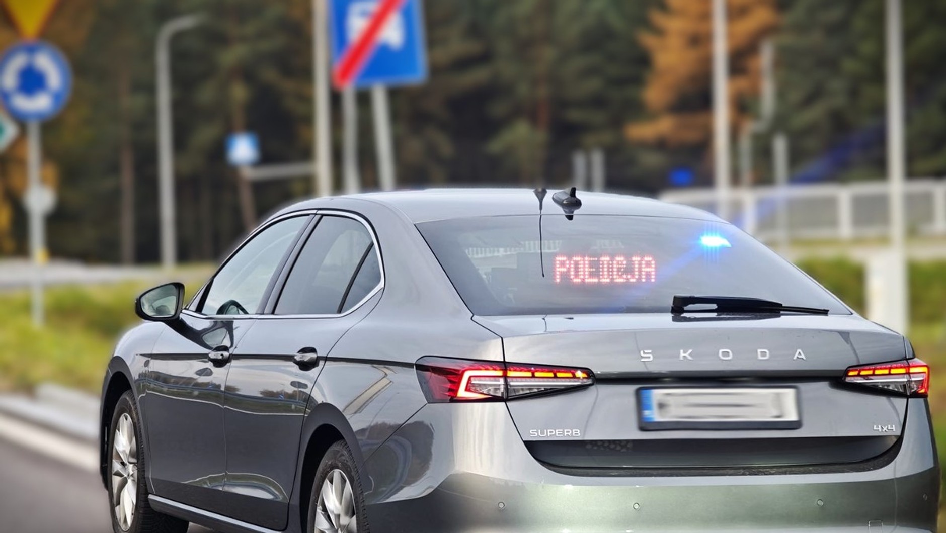 Nieoznakowany radiowóz - Skoda Superb