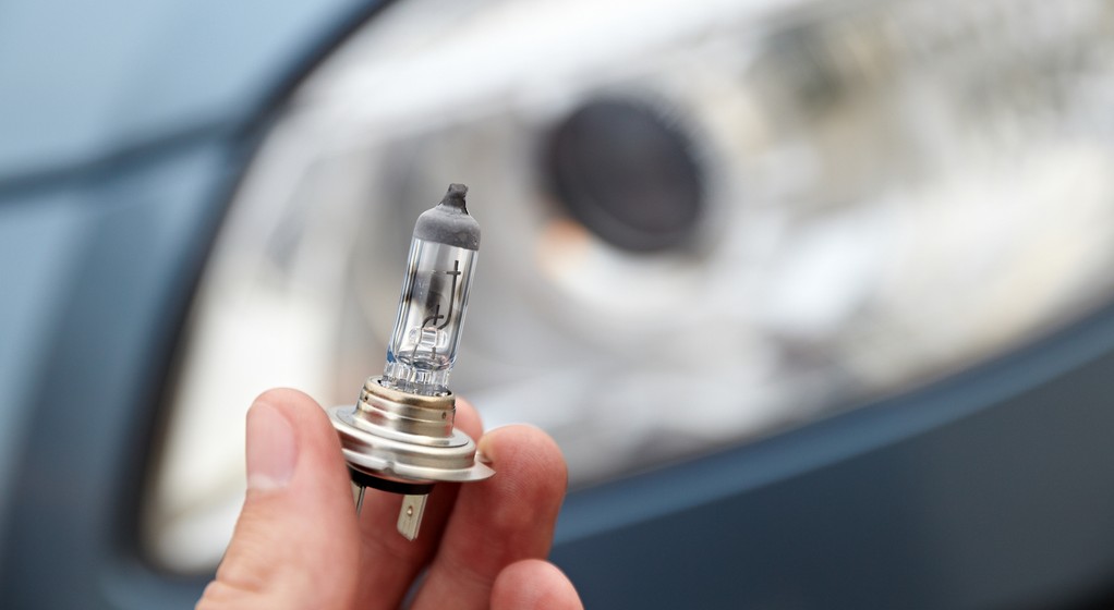 Żarówki wymieniamy najpóźniej wtedy, gdy się przepalą, ale czasem warto zrobić to wcześniej – dla poprawy oświetlenia