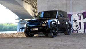 Land Rover Defender 90 V8 – absurdalnie wspaniały!