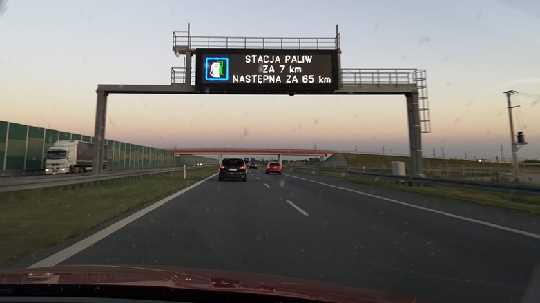 Tablicami ze znakami tzw. zmiennej treści na autostradzie
