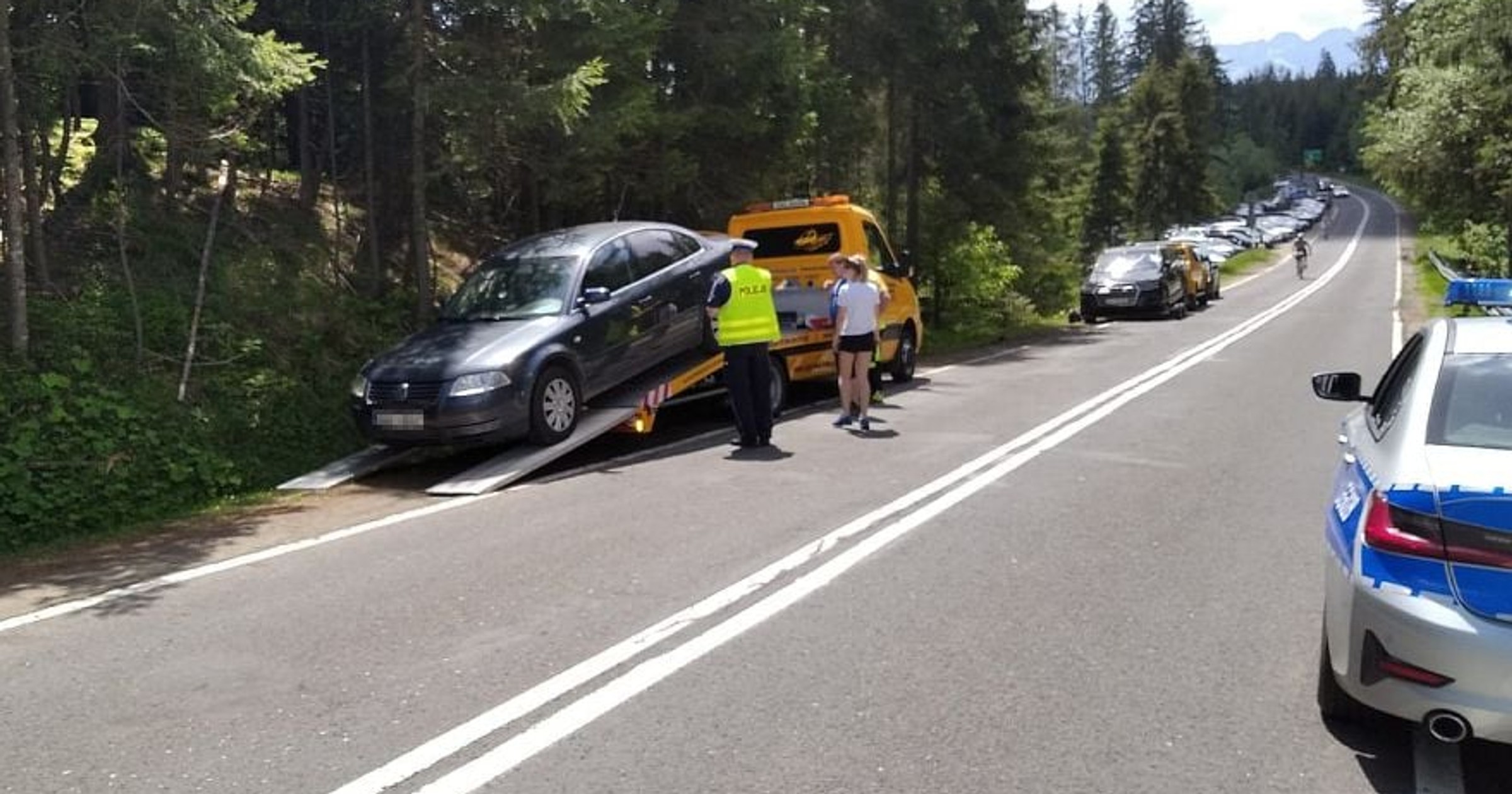 Najazd turystów na Tatry i wielkie odholowywanie ich aut