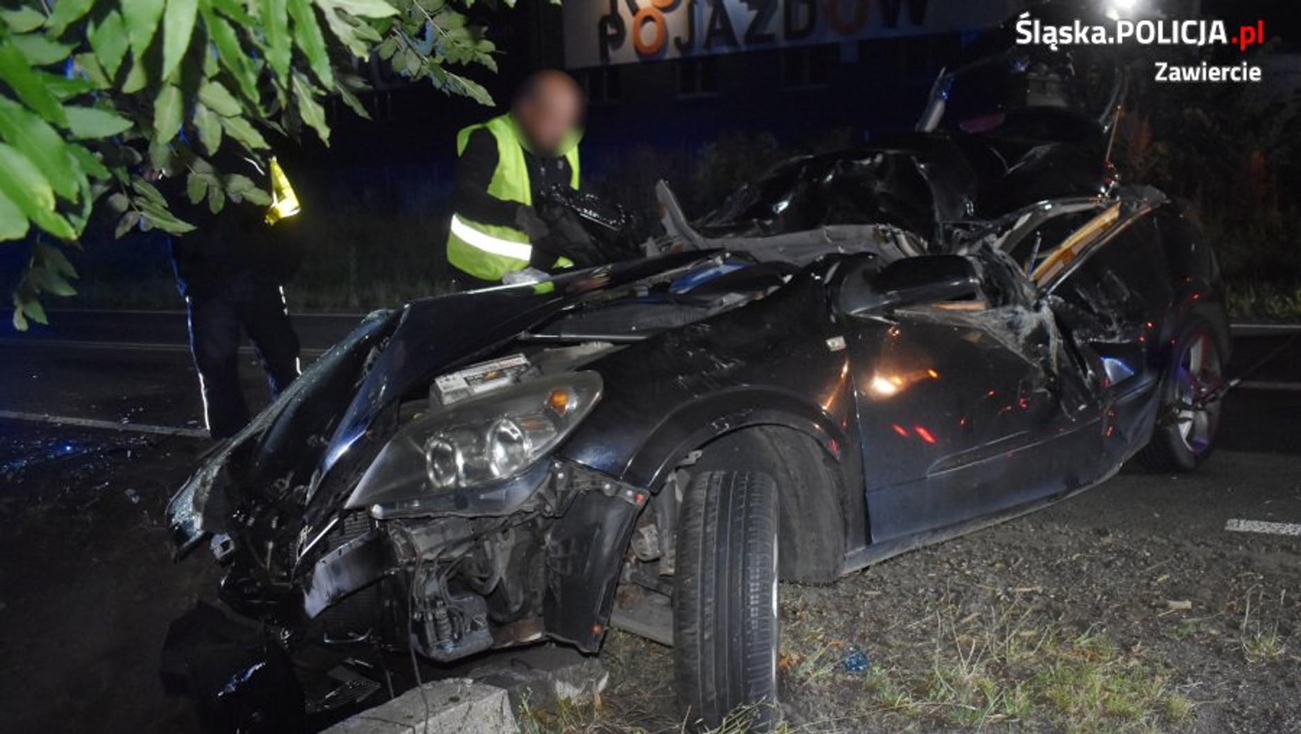 Opel "dachował" w Biskupicach. Pasażerowie zostali uwięzieni