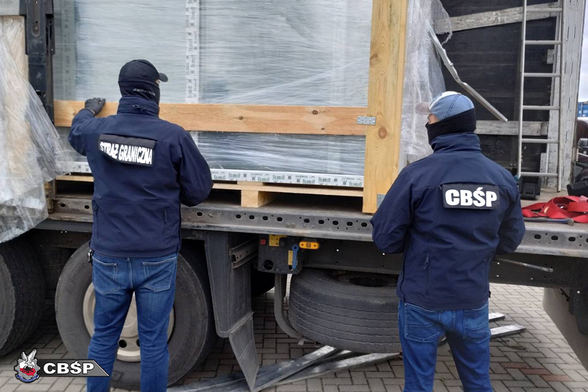 Funkcjonariusze CBŚP i Straży Granicznej zatrzymali trzy ciężarówki wypełnione nielegalnym towarem