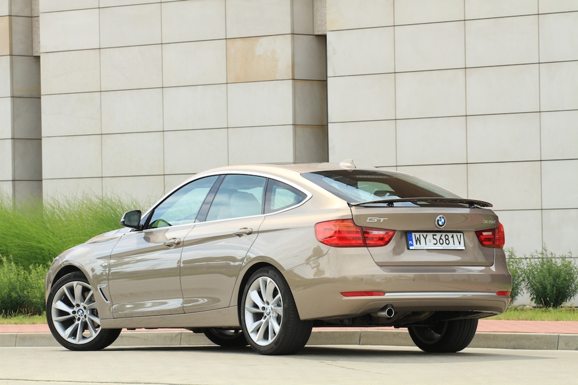 BMW 330i GT to dość popularny samochód na polskich drogach. Policjanci lubią nim ścigać piratów drogowych