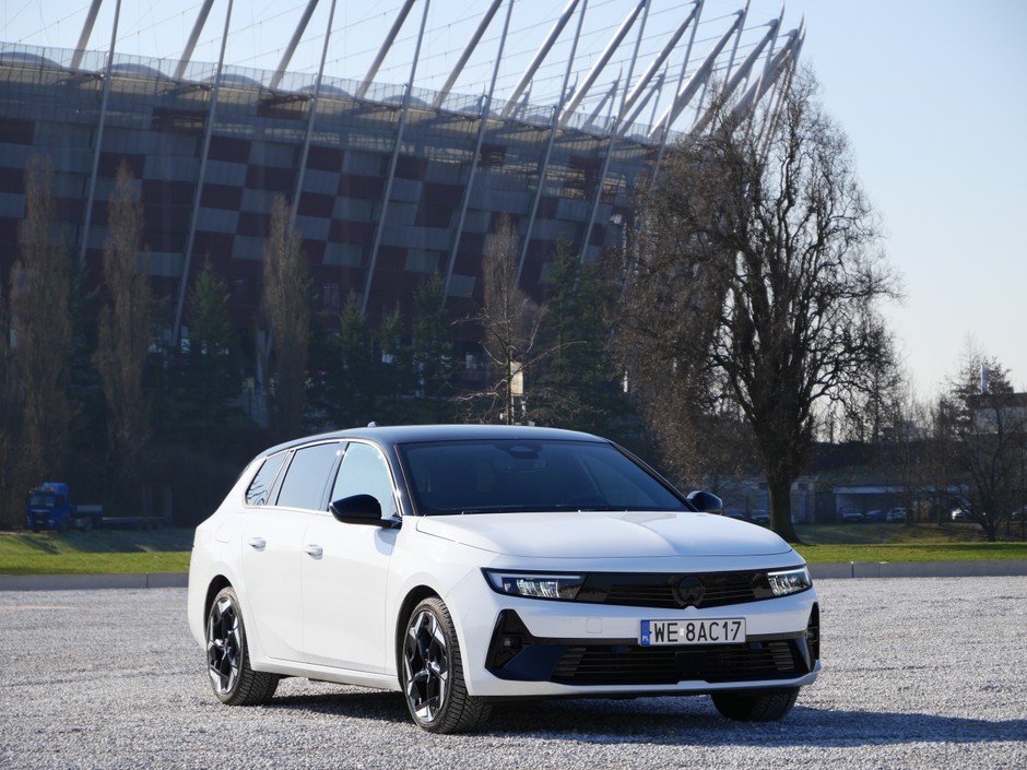 Opel Astra Sports Tourer GSe plug-in hybrid 225 KM