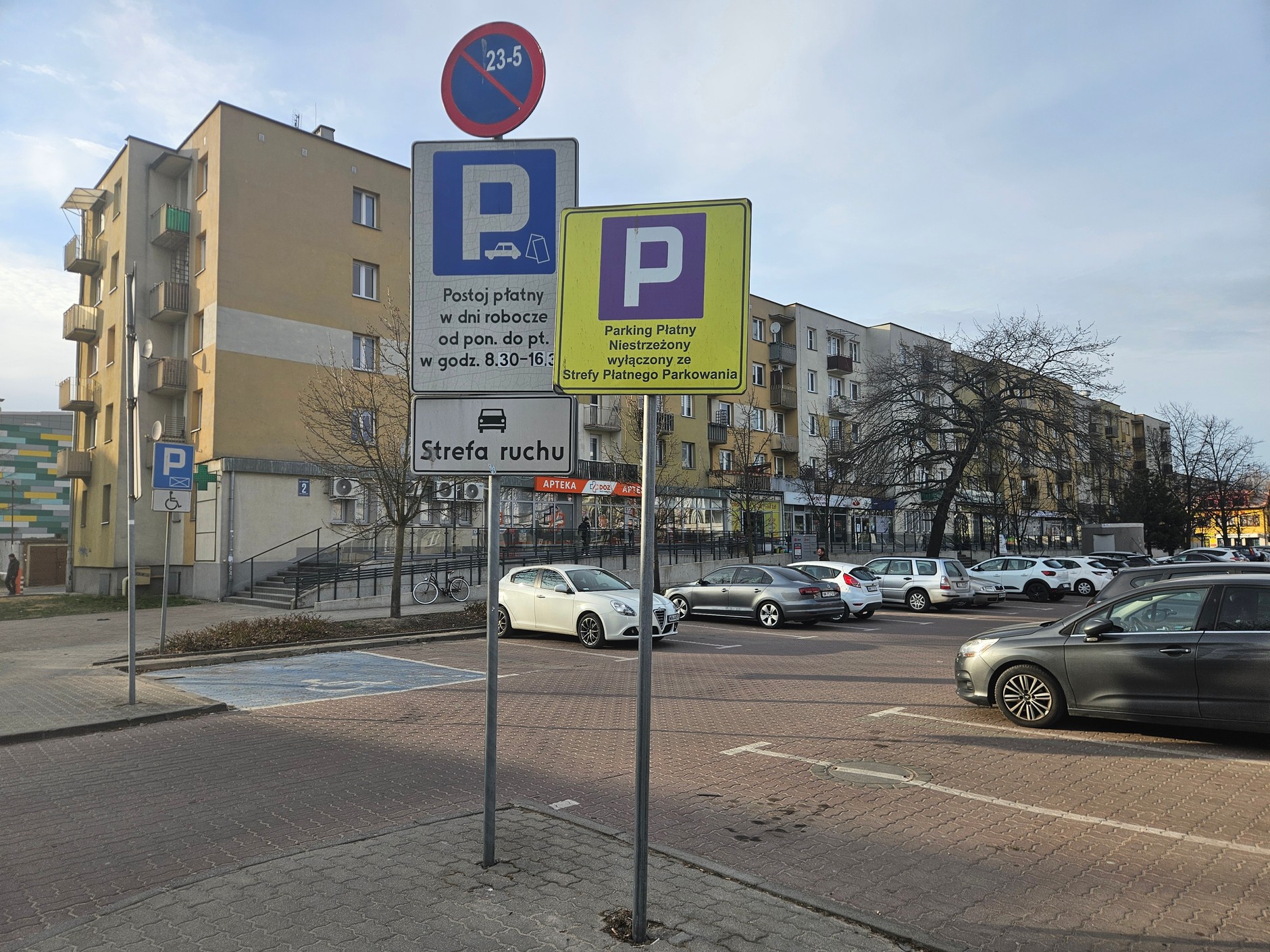 Parking na terenie strefy nie musi należeć do strefy – miasta bywają bardzo kreatywne. 