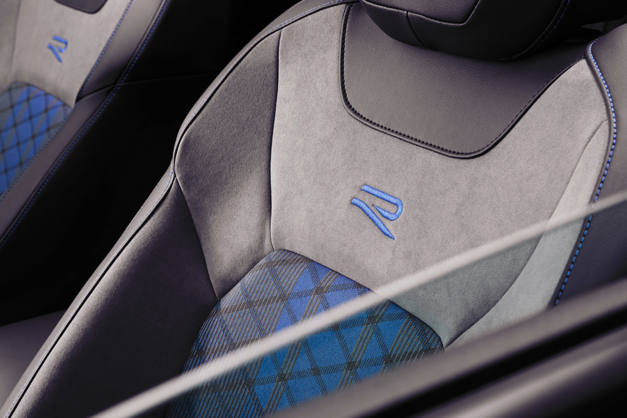 Sportowe fotele premium w modelu T-Roc R mają regulację wysokości i wyróżniają się wykończeniem ArtVelours. Środkowe panele siedzeń pokryte są tkaniną R.