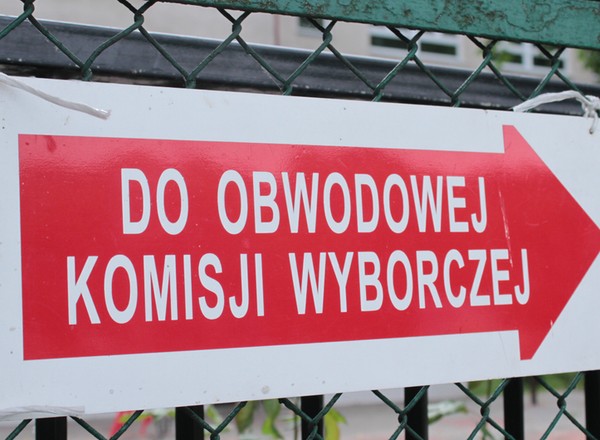 Uwaga, cisza wyborcza! Tego nie wolno ci robić z autem, bo kary są drakońskie