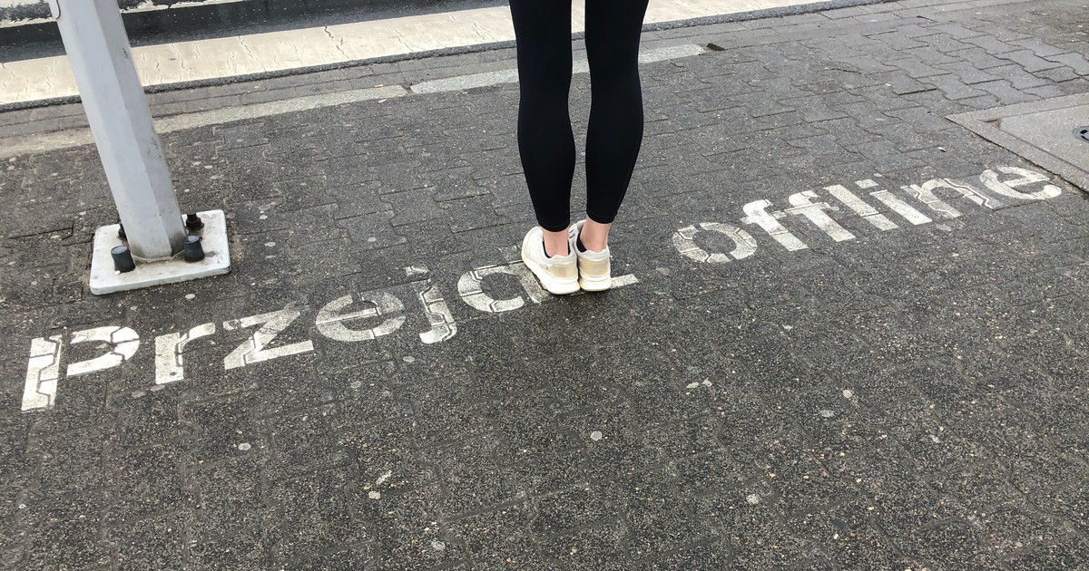 Napis przed przejściem dla pieszych