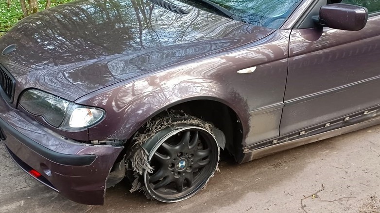 Uciekał strażnikom granicznym BMW na samych felgach. Musieli strzelać