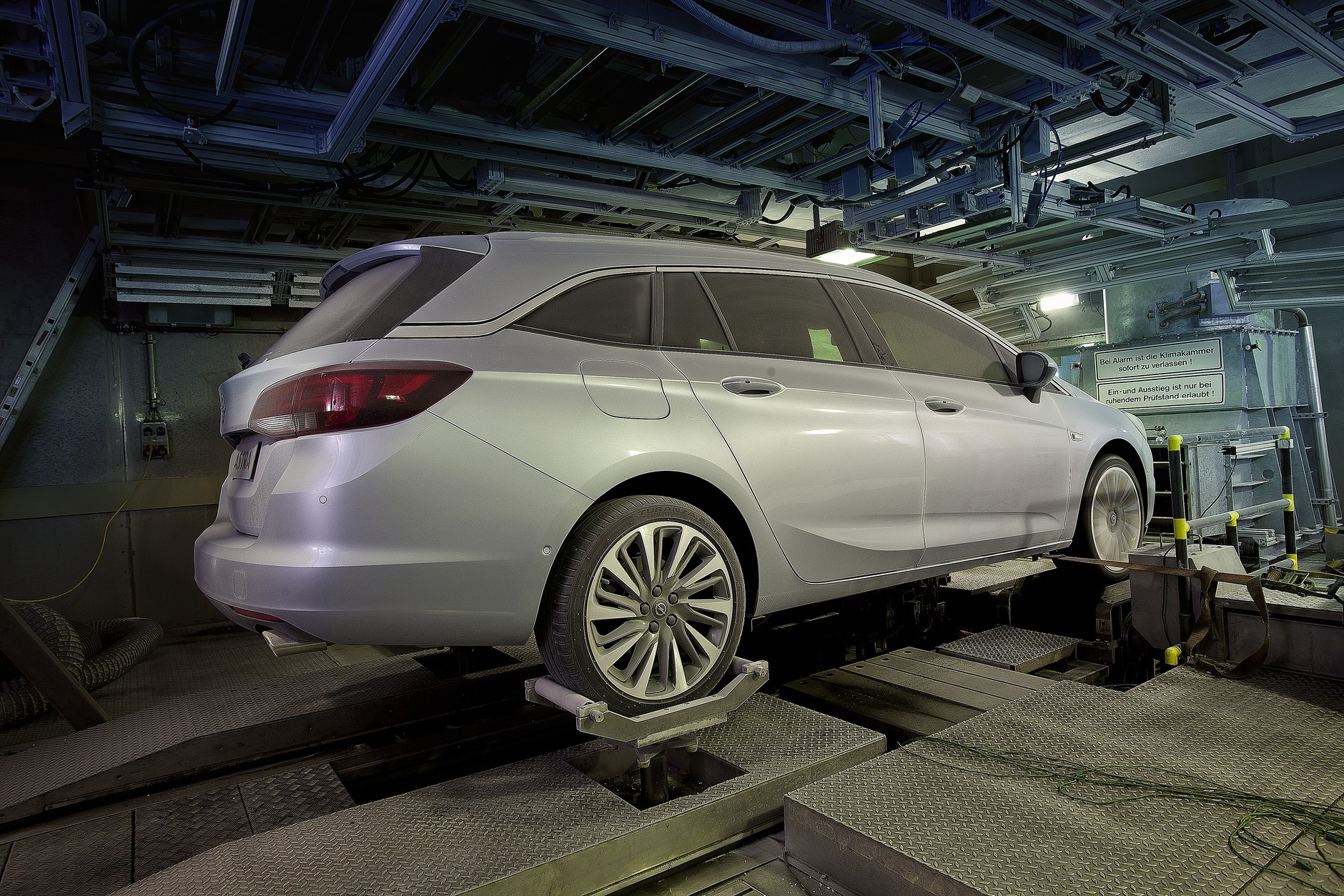 Opel Astra Sports Tourer w komorze klimatycznej