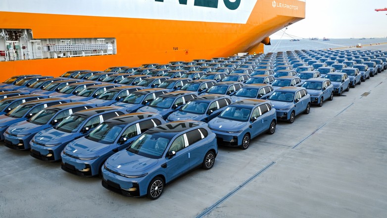 Chińskie auta Leapmotor B10 podczas załadunku na statek płynący do Europy