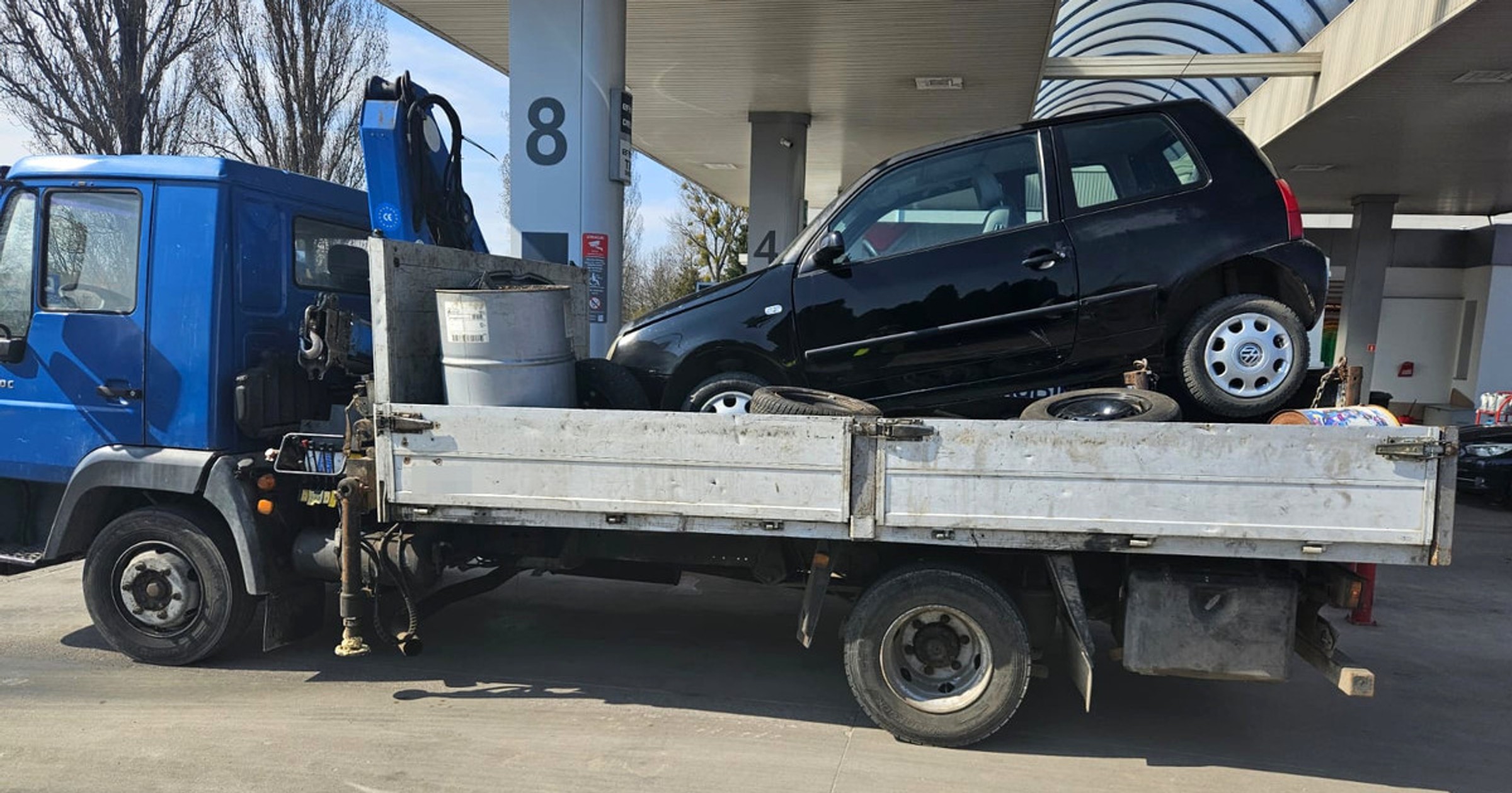 Przewoził osobowego VW w niebezpieczny sposób