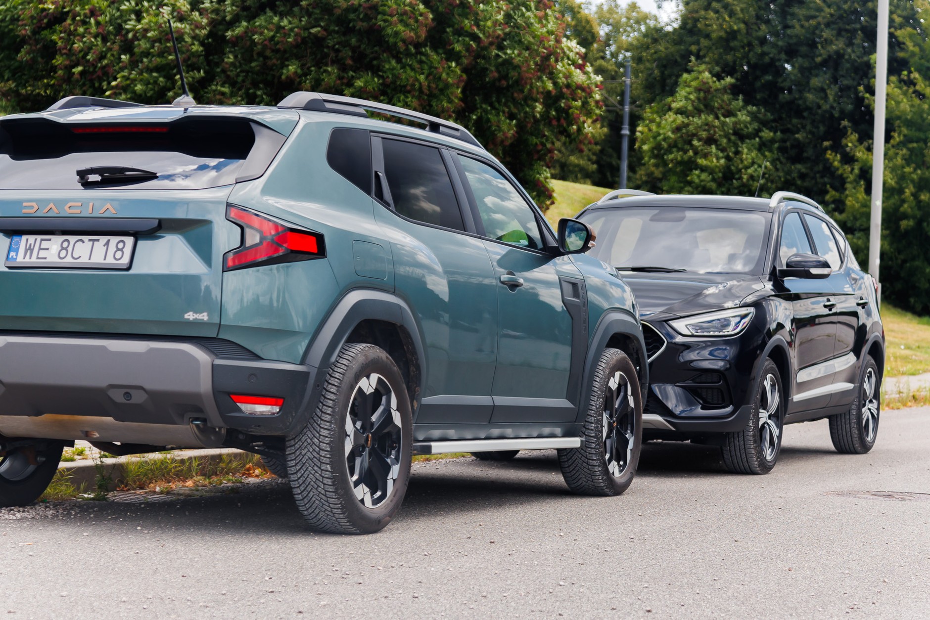 Dacia Duster kontra MG ZS. Porównanie dwóch budżetowych samochodów