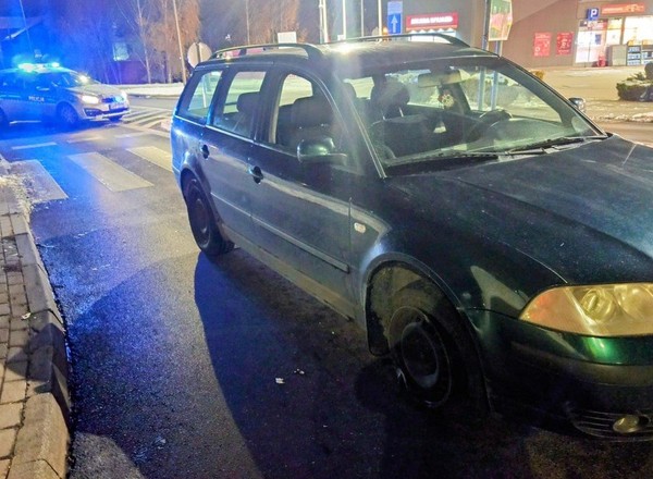 Kierowca zgubił oponę i to go zgubiło