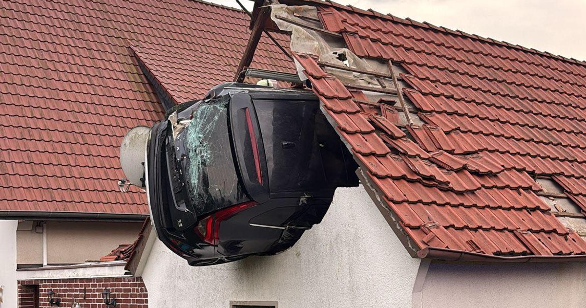 Potrącił dziecko skaczące na trampolinie i wbił się w dach stodoły