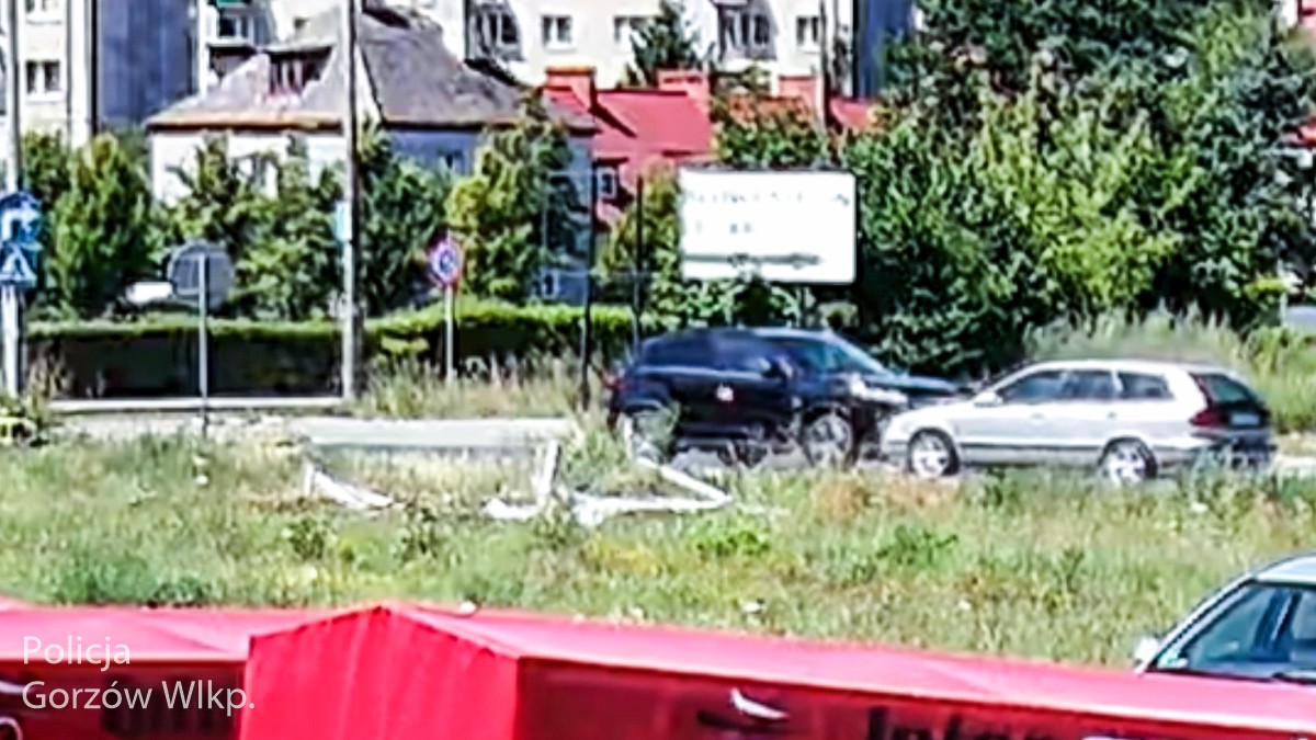 Po tym jak wjechał w żywopłot, uderzył w zaparkowane niedaleko Volvo